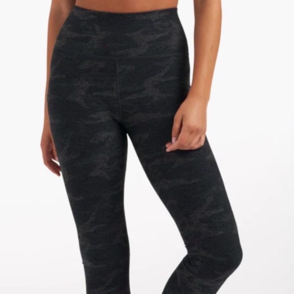 Vuori Clean Elevation leggings in black camo size small EUC